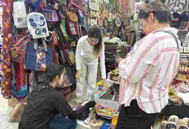 ビシュケクのバザールでお土産探し
