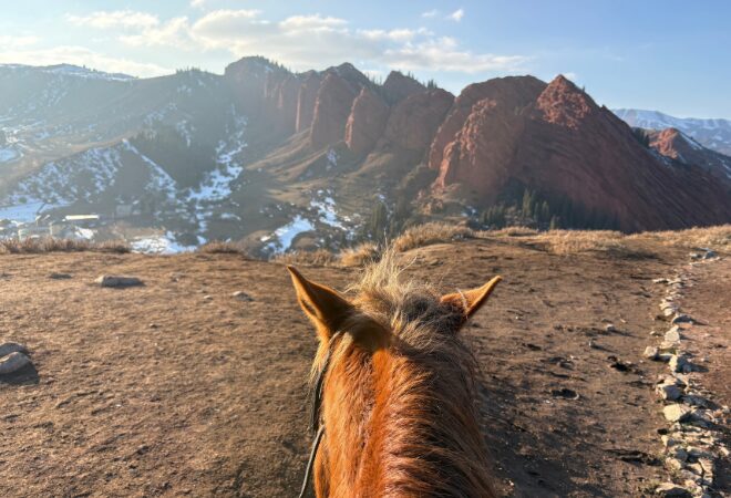 キルギスの奇岩ジェティオグズと遊牧民の待つ天山秘境を巡る絶景乗馬｜ビシュケク現地発！5泊6日の冒険ツアー【乗馬初心者OK】