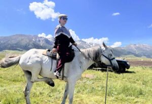 馬術ショーからチャリンキャニオンまで！アルマトイ現地発大自然リトリート3泊4日英語ガイドツアー【乗馬初心者OK・駆け足あり】