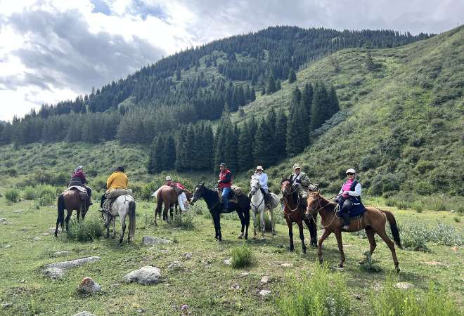渓谷を馬で移動しながらテント泊