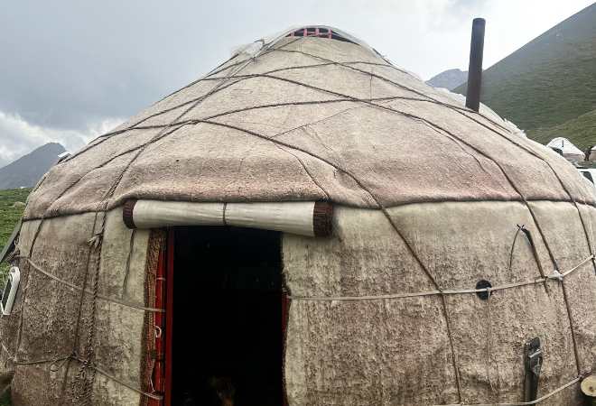 コルコグルのユルタに泊まる遊牧体験
